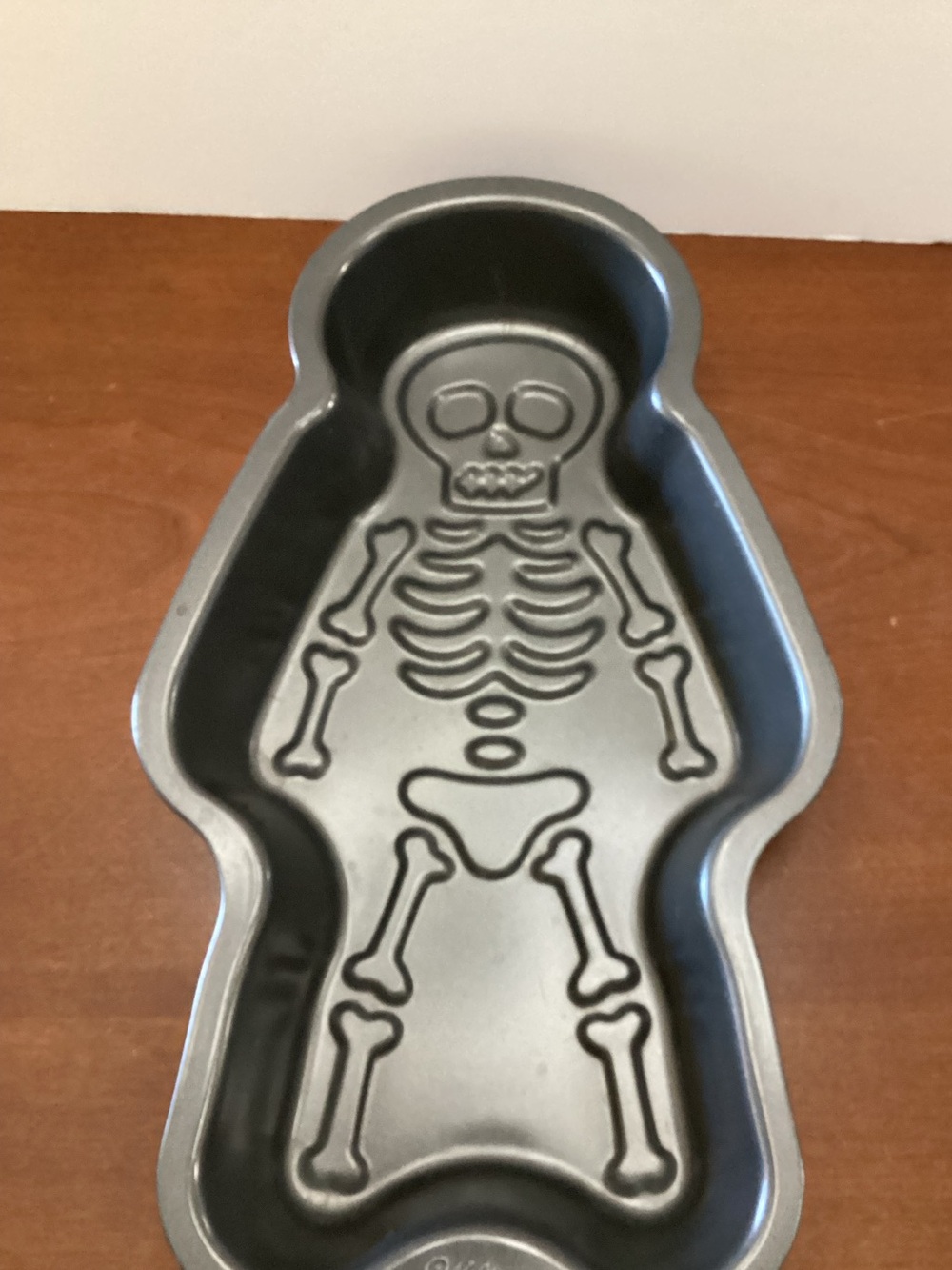 Like new Wilton Halloween Skeleton Cake Pan 14"